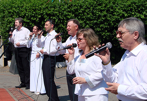 Выступает группа "Синтез-студио"