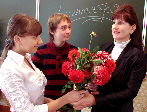 Цветы учителю А.В. Роскошной