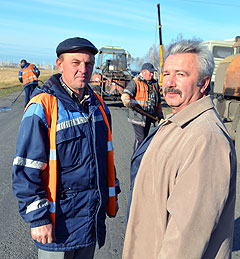 Мастер Владимир Гизик и директор Дмитрий Мальцев на объекте