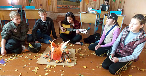 Выступают ребята из экологического отряда "Муравей"