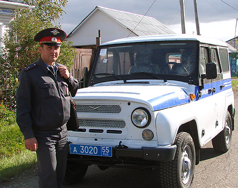 Полицейская машина в деревне