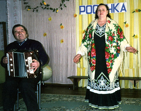 Антонина Жукова поёт частушки под аккомпанемент Павла Белкина. 2000 год