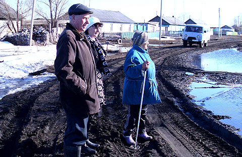 Староста И. Никонов, глава О. Сакура: как помочь жителям?