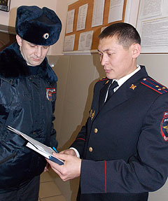 Полицейский Денис Рассказов и начальник линейного пункта полиции Серик Жумадилов