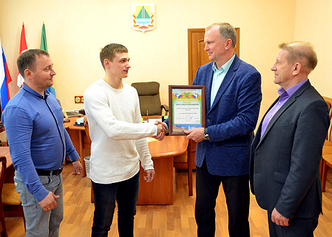 Тренер Алексей Пульнов, тяжелоатлет Никита Вагин, глава района Сергей Доценко и председатель спорткомитета Евгений Кодаков