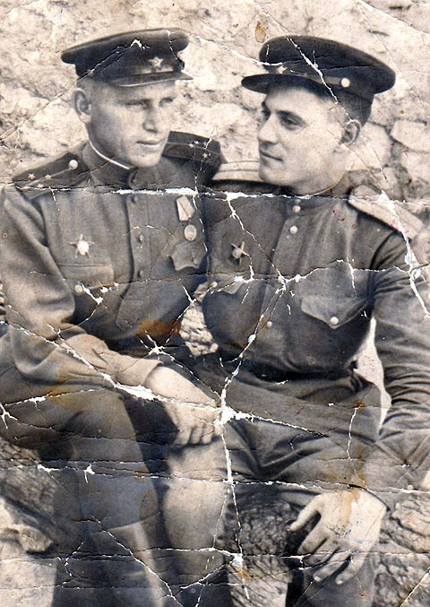 На фото слева Семён Косенок. 1945 год